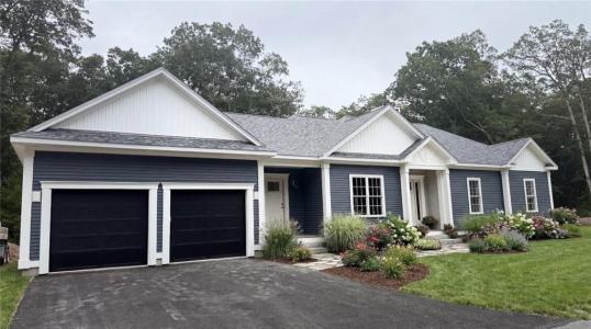 11 Fox Run Trail, Smithfield, RI 02917, USA