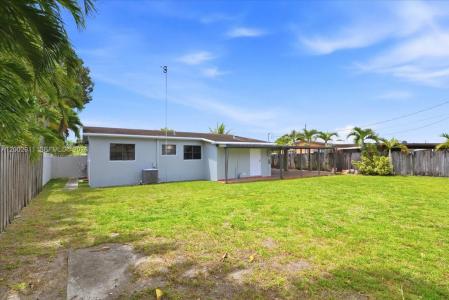 687 W 39th Pl, Hialeah, Florida 33012, USA