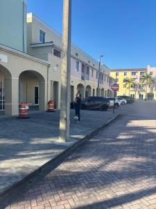 3401 N State Road 7 B-7, Lauderdale Lakes, Florida 33319, Stati Uniti