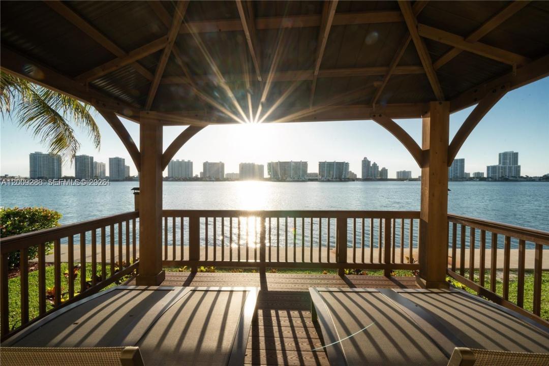 18100 N Bay Rd 504, Sunny Isles Beach, Floryda 33160, USA