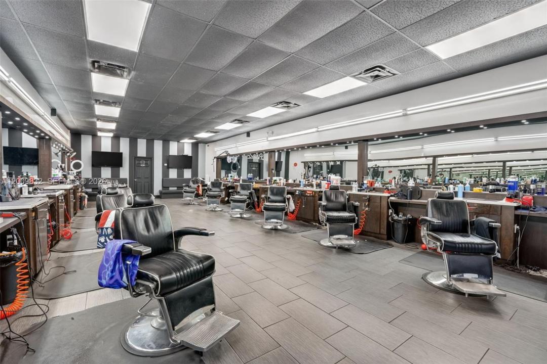 Established Barbershop for Sale – Prime Kendall Location, Kendall, Floride 33175, États-Unis