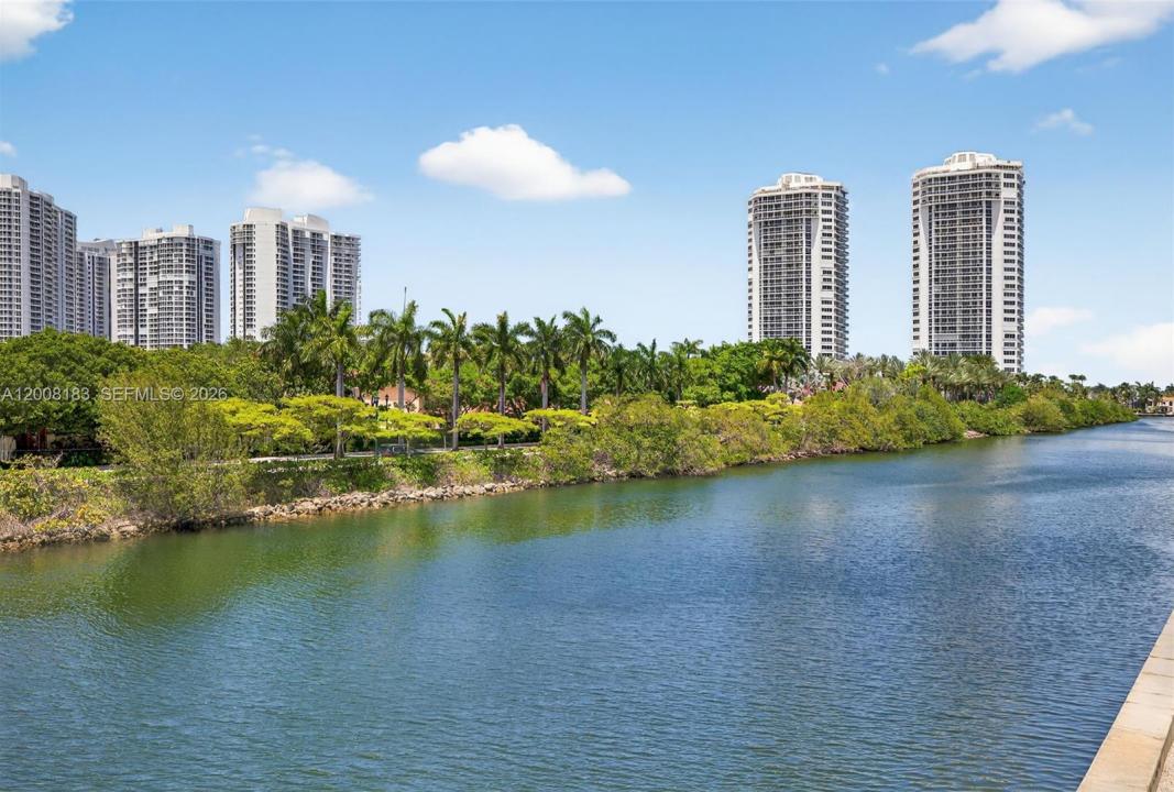 3675 N Country Club Dr 410, Aventura, Florida 33180, USA