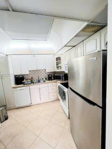 300 Bayview Dr 915, Sunny Isles Beach, Florida 33160, USA
