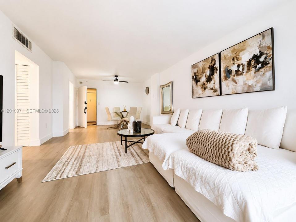 400 Kings Point Dr 1224, Sunny Isles Beach, Florida 33160, USA