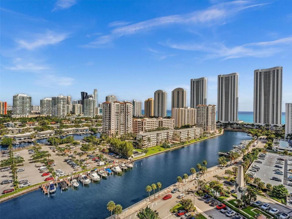 500 Bayview Dr 727, Sunny Isles Beach, Florida 33160, USA