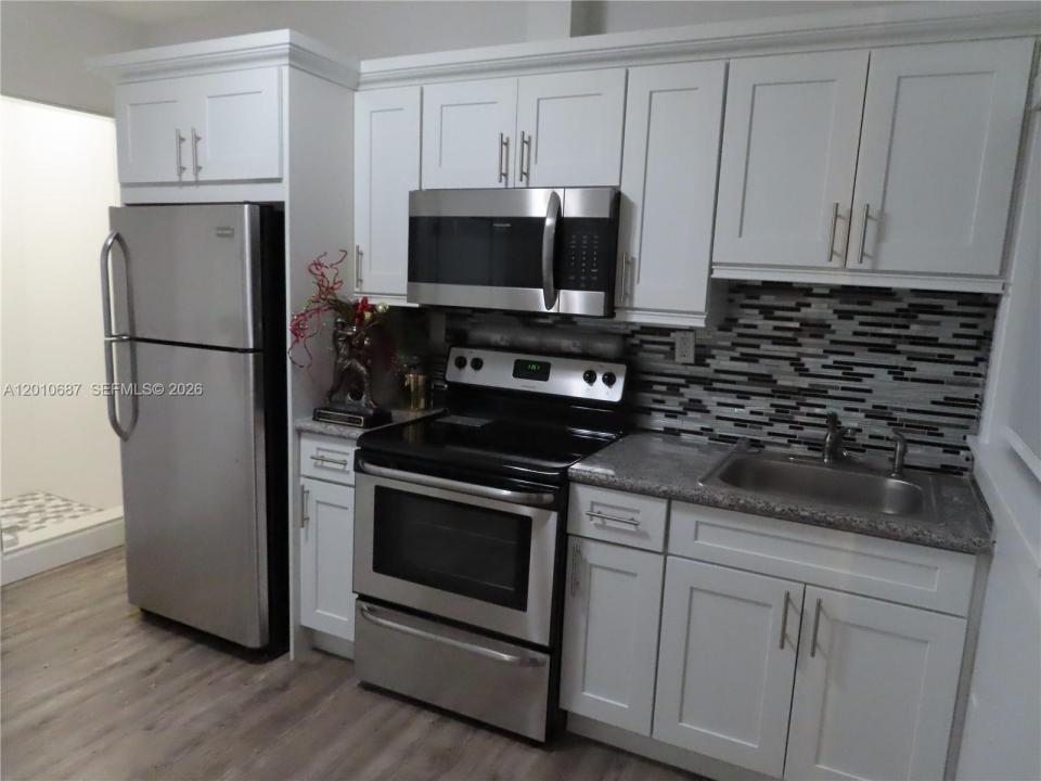 2433 NW 96th St B, Miami, Florida 33147, USA