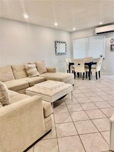800 SW 11th Ave 19A, Hallandale Beach, Florida 33009, USA