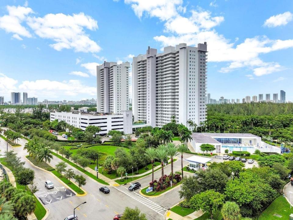 15051 Royal Oaks Ln 1605, North Miami, Floride 33181, États-Unis