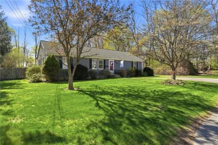 1 Roslyn Avenue, Bristol, RI 02809, USA