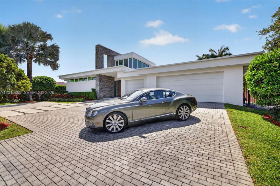 907 Diplomat Pkwy, Hallandale Beach, Florida 33009, USA