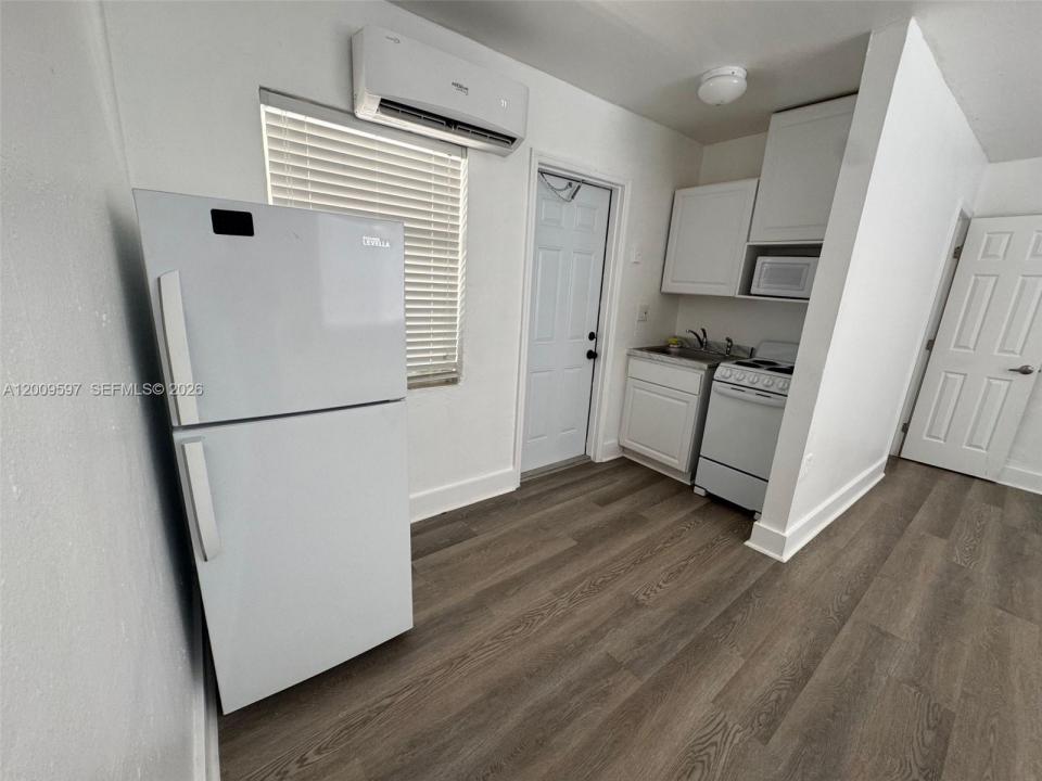 240 NW 64 str 4, Miami, Floryda 33150, USA
