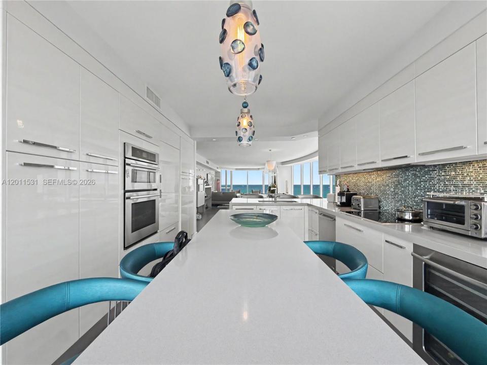 17555 Collins Ave 2501, Sunny Isles Beach, Floryda 33160, USA