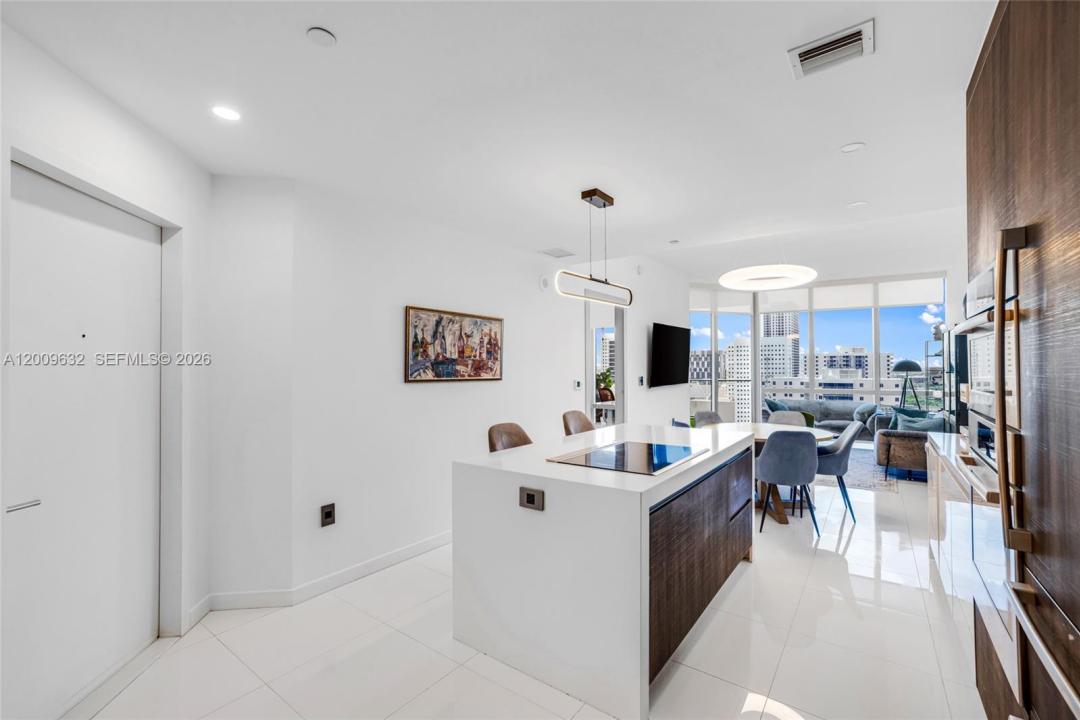851 NE 1st Ave 1408, Miami, Floride 33132, États-Unis