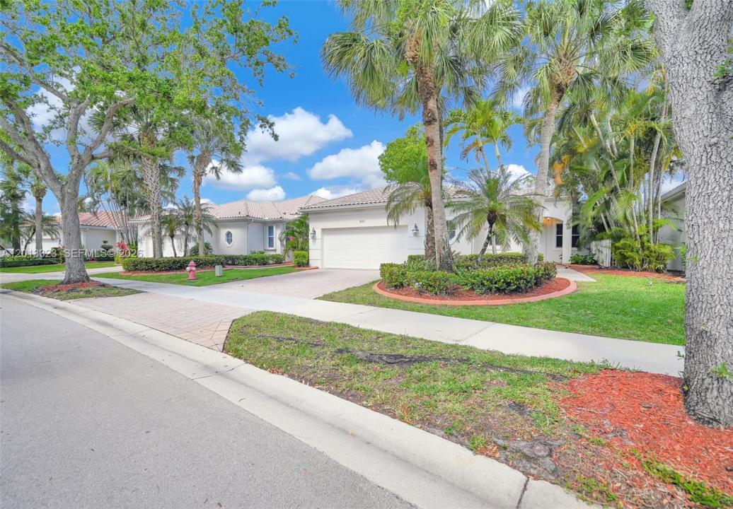 2553 Bay Pointe Drive, Weston, Floryda 33327, USA