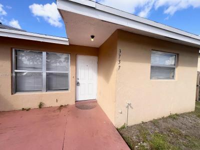 3737 Mil Lake Cir 3737, Green Acres, Florida 33463, USA