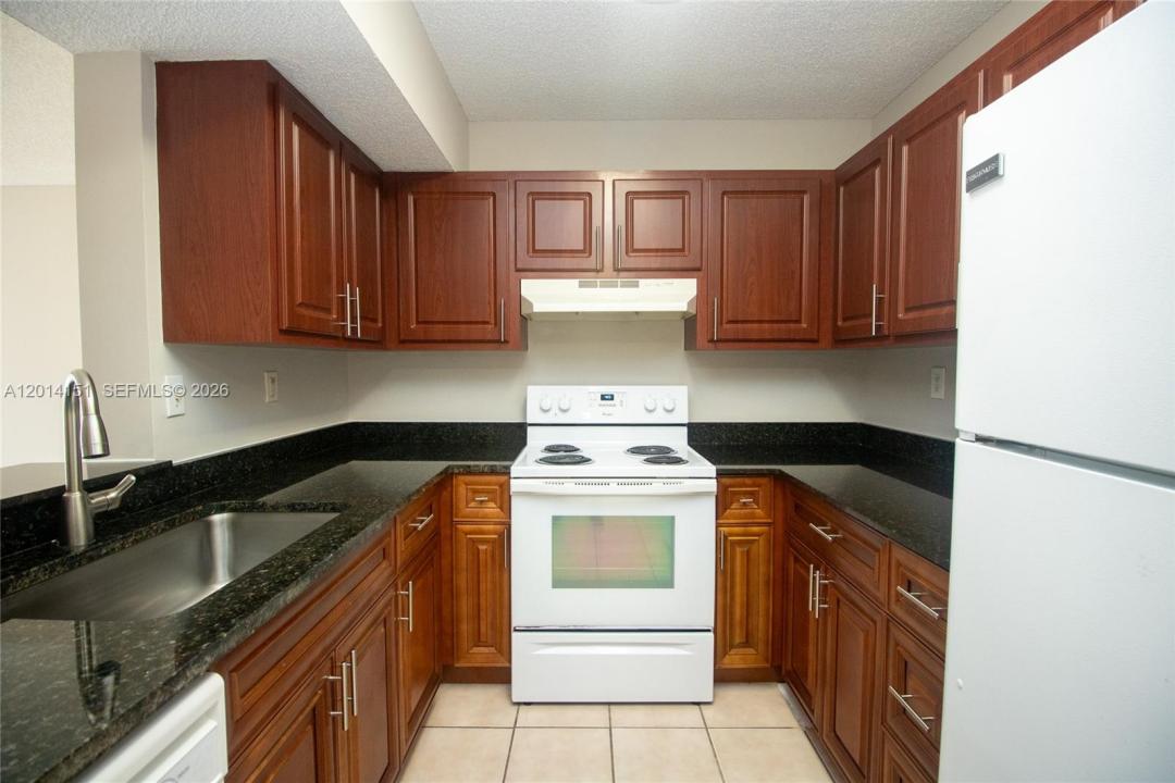 9491 S Palm Cir S 101, Pembroke Pines, Florida 33025, USA