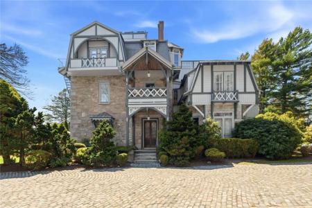 6 Howe Avenue 8, Newport, RI 02840, USA
