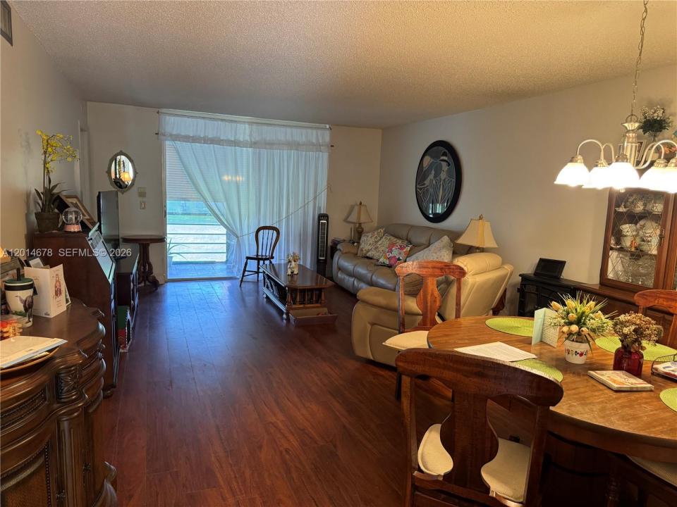 9781 Sunrise Lakes Blvd 202, Sunrise, Floride 33322, États-Unis
