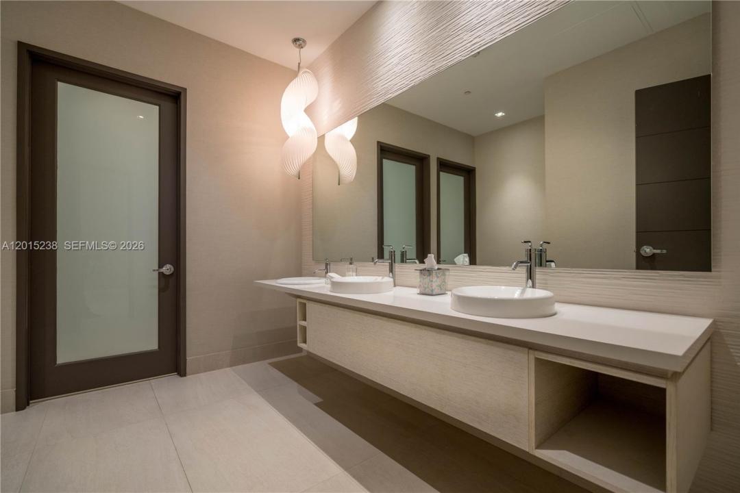 17301 Biscayne Blvd 203, North Miami Beach, Floride 33160, États-Unis