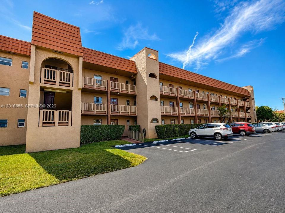 9800 Sunrise Lakes Blvd 202, Sunrise, Floride 33322, États-Unis