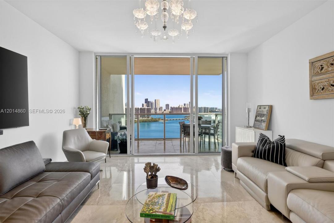 3330 NE 190th St 1817, Aventura, Floryda 33180, USA