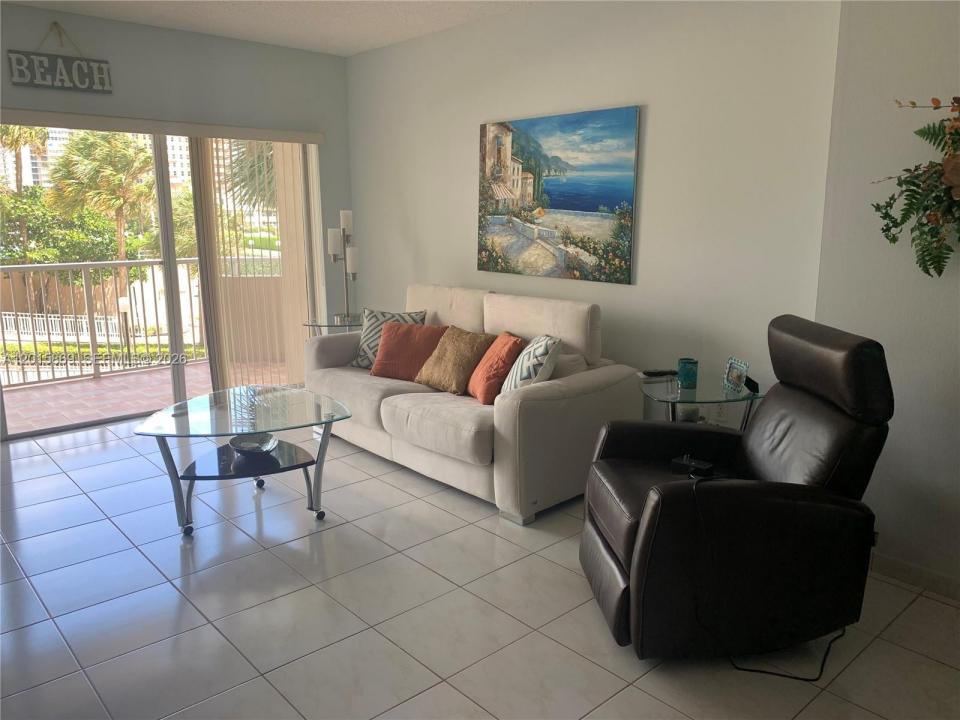 1985 S Ocean Dr MZM, Hallandale Beach, Florida 33009, USA
