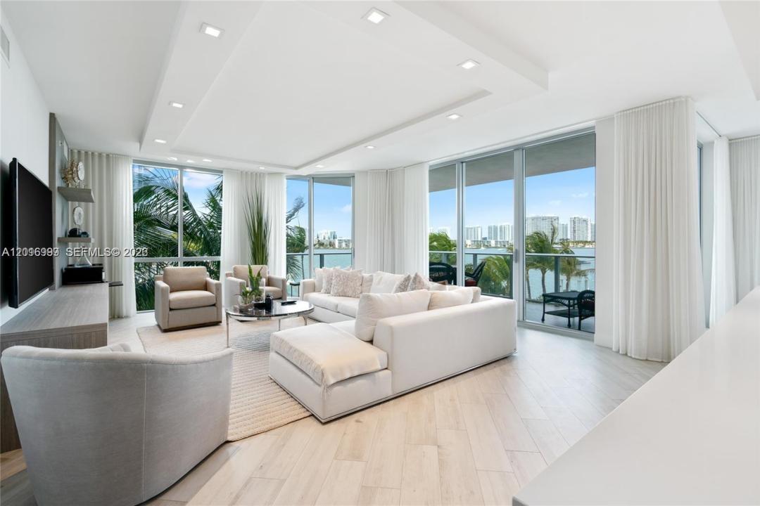 17111 Biscayne Blvd 209, North Miami Beach, Florida 33160, USA
