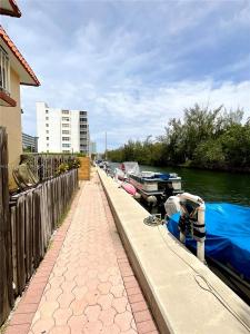 3522 NE 166th St 7, North Miami Beach, Florida 33160, USA