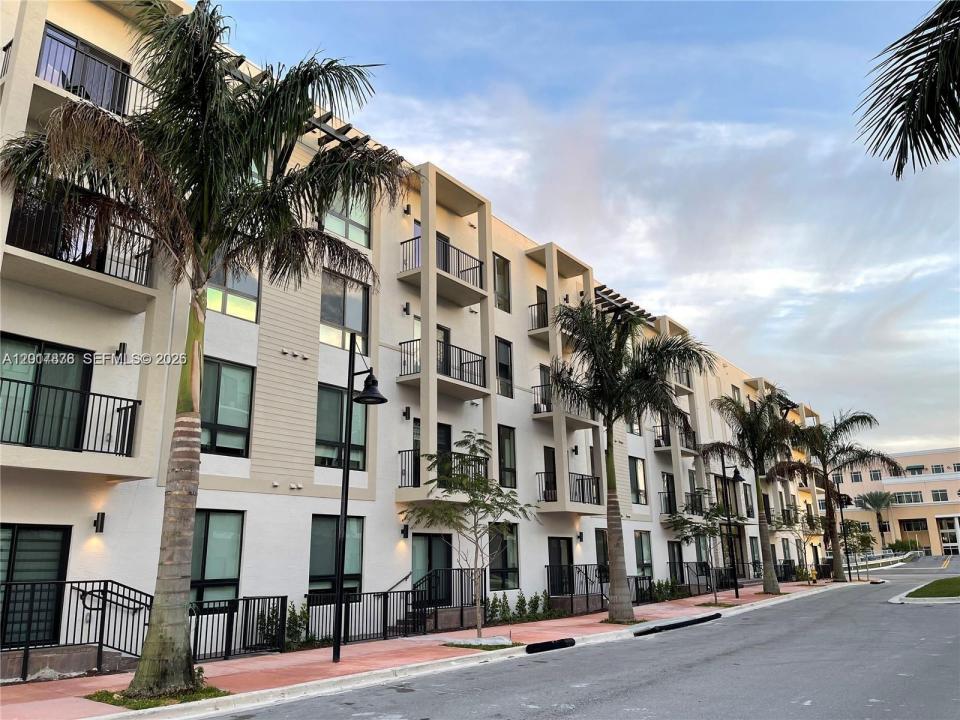 8201 NW 41st St D-203, Doral, Florida 33166, USA