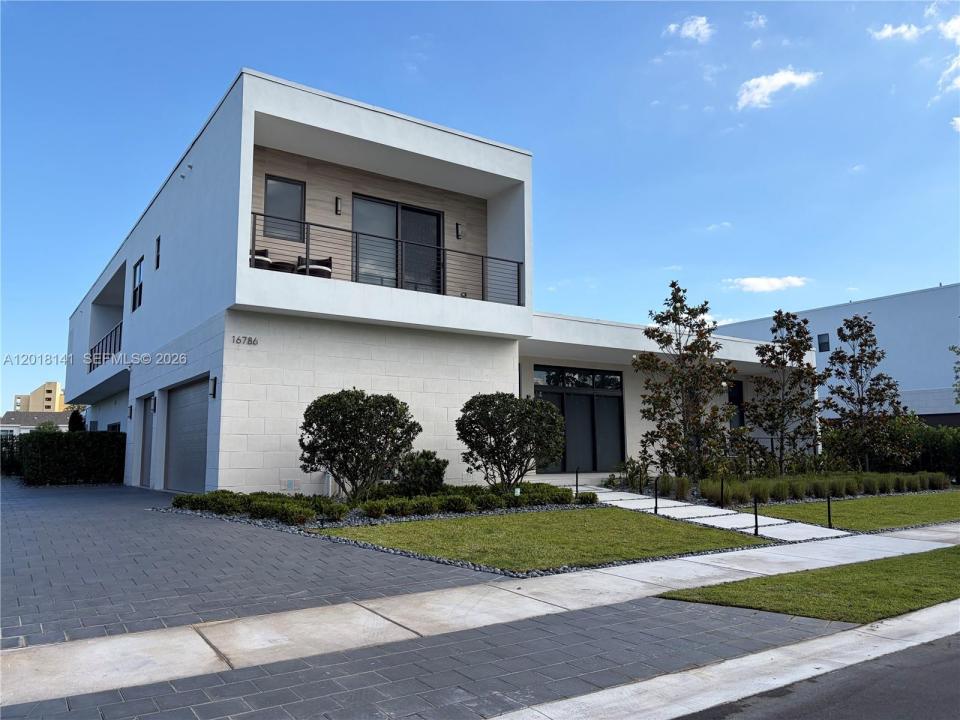 16786 Natures Way, Weston, Florida 33326, USA