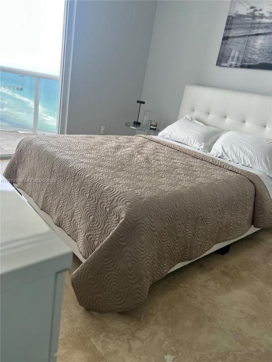 15811 Collins Ave 2102, Sunny Isles Beach, Florida 33160, USA