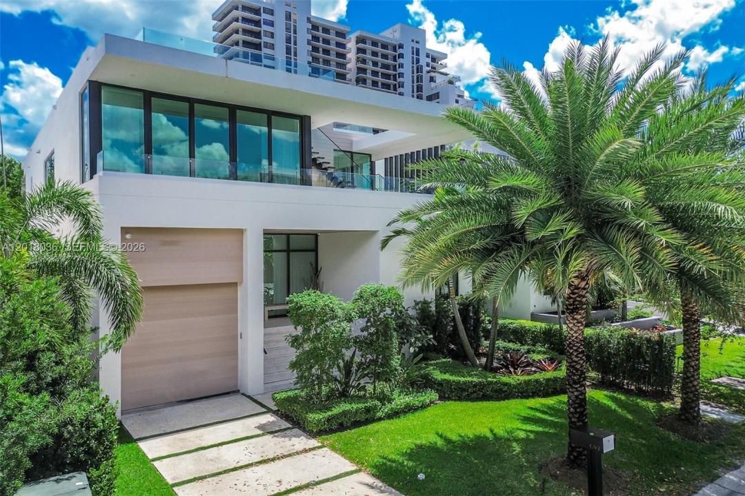 1092 N Venetian Dr, Miami, Florida 33139, USA