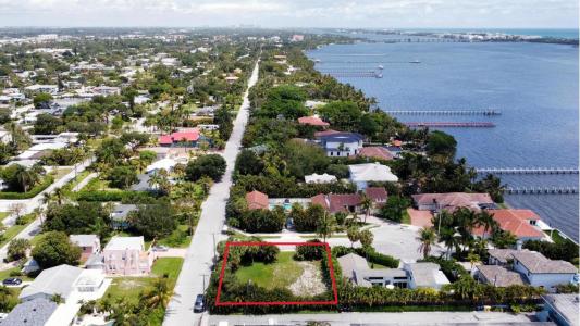 7 Lakeside Palms Court, Lake Worth Beach, Florida 33460