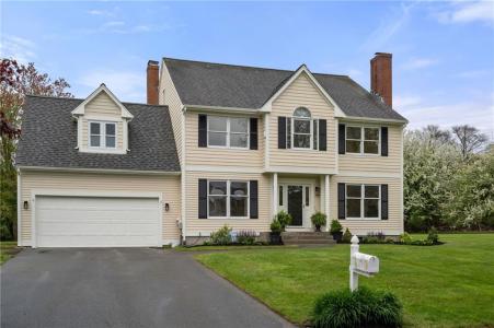 43 Blue Grass Drive, Middletown, Rhode Island 02842, USA