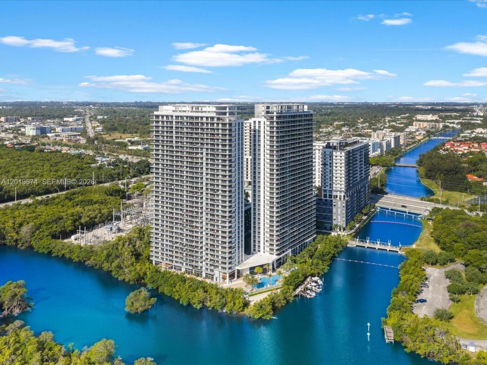 16385 Biscayne Blvd 3103, North Miami Beach, Florida 33160, USA