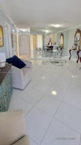 3600 NE 170th St 404, North Miami Beach, Florida 33160, USA
