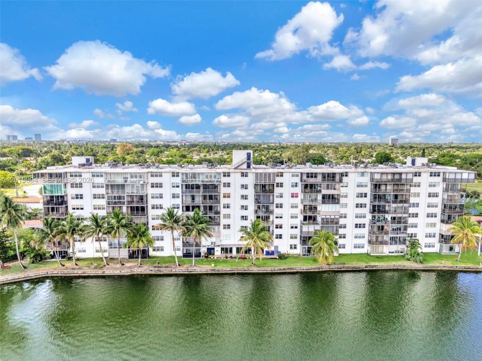 1075 NE Miami Gardens Dr 408, Miami, Floride 33179, États-Unis