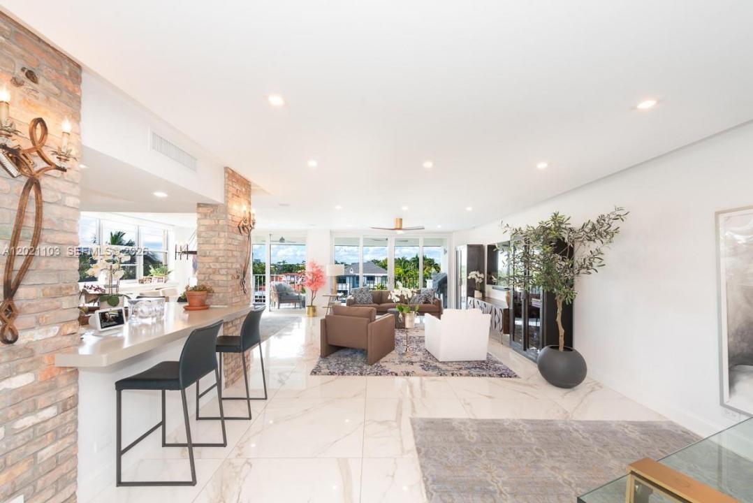 10180 W Bay Harbor Dr 4A, Bay Harbor Islands, Florida 33154, USA
