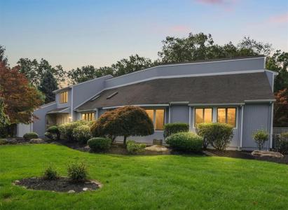 30 Dutchess Drive, Cranston, Rhode Island 02921, USA
