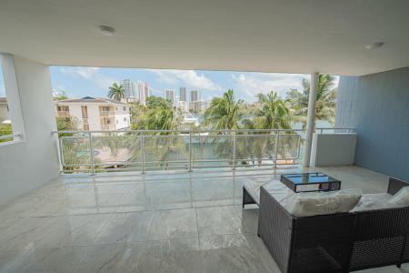 468 Golden Isles Drive 202, Hallandale Beach, Florida 33009