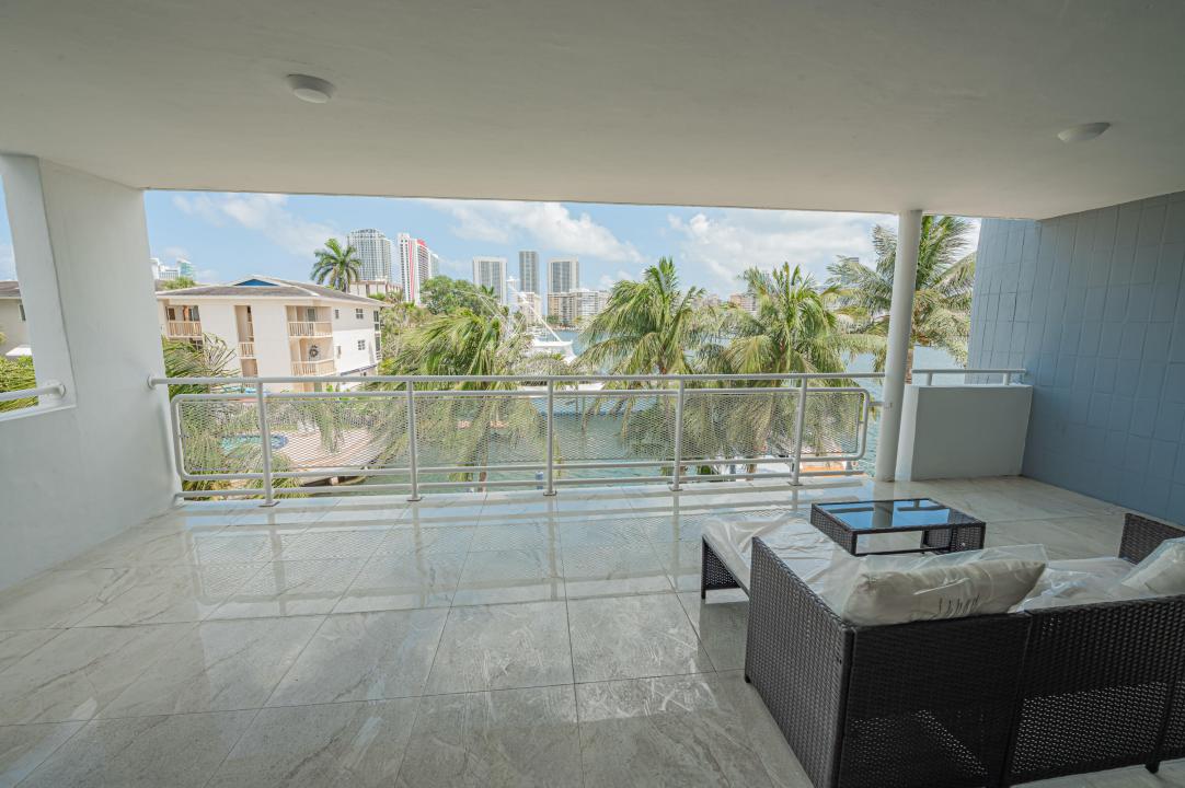468 Golden Isles Drive 202, Hallandale Beach, Florida 33009