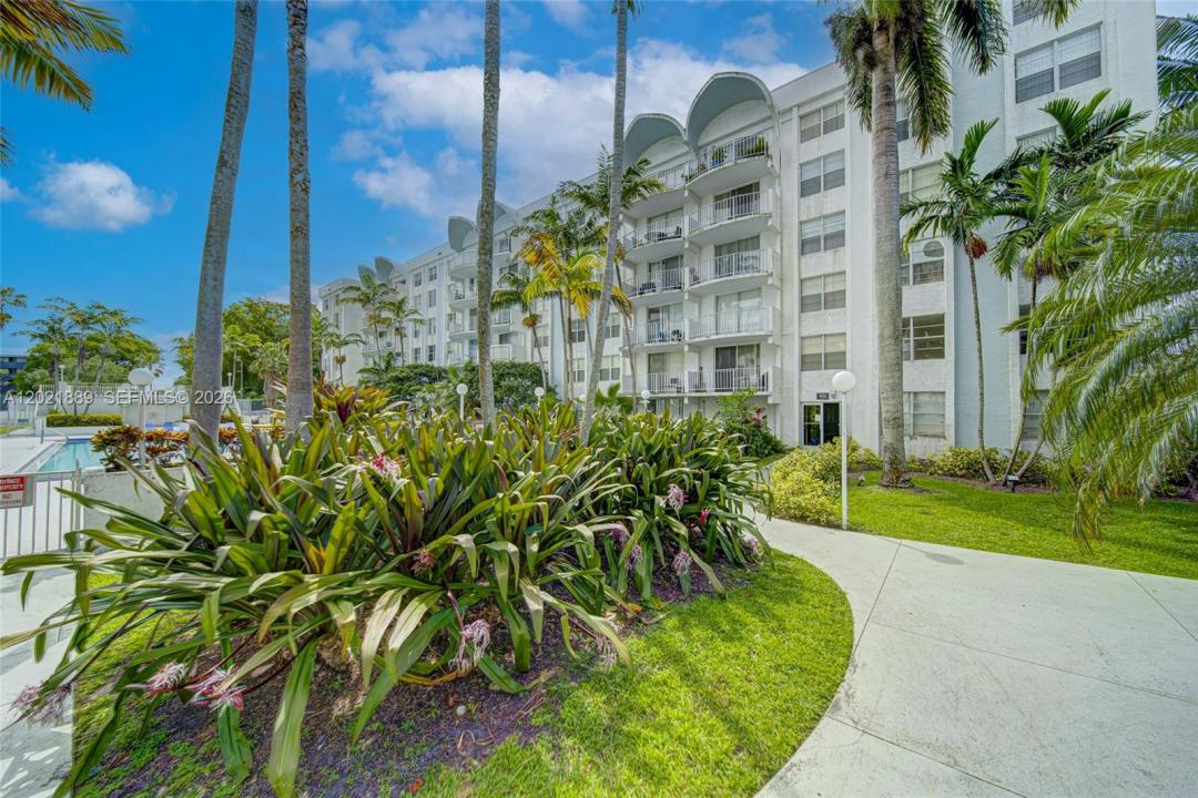 494 NW 165th St Rd C-205, Miami, Florida 33169, USA