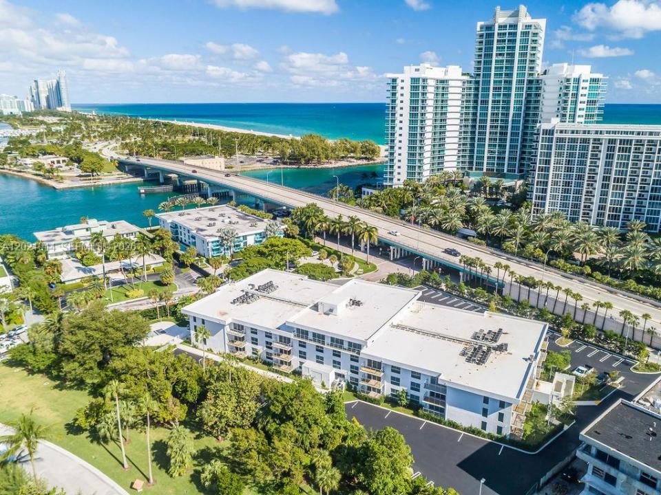10250 Collins Avenue 408, Bal Harbour, Floride 33154, États-Unis