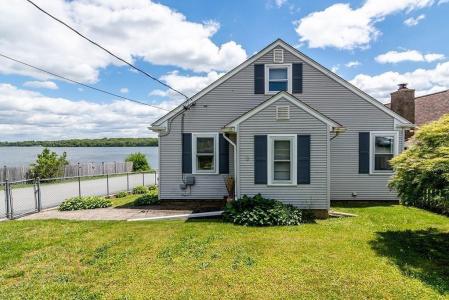 4 Lake Avenue, Tiverton, Rhode Island 02878, USA