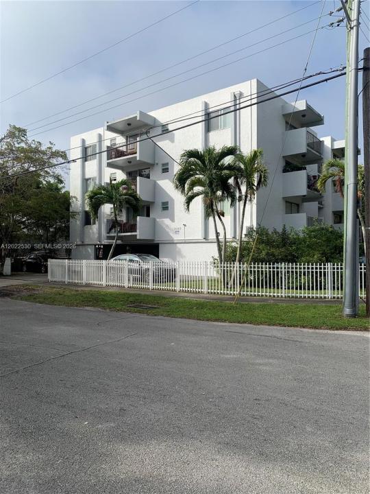 1090 NE 129th St 202, North Miami, Florida 33161, USA