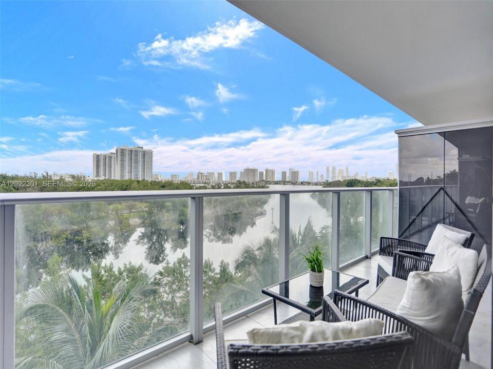 16385 N Biscayne Blvd 403, North Miami Beach, Florida 33160, USA