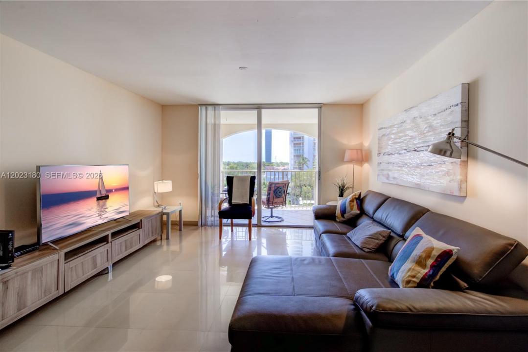 19601 E Country Club Dr 7606, Aventura, Floryda 33180, USA