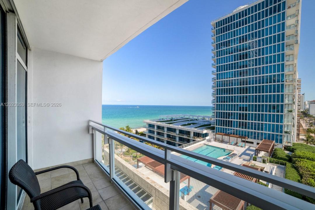 6801 Collins Ave 714 (Door 704), Miami Beach, Floryda 33141, USA