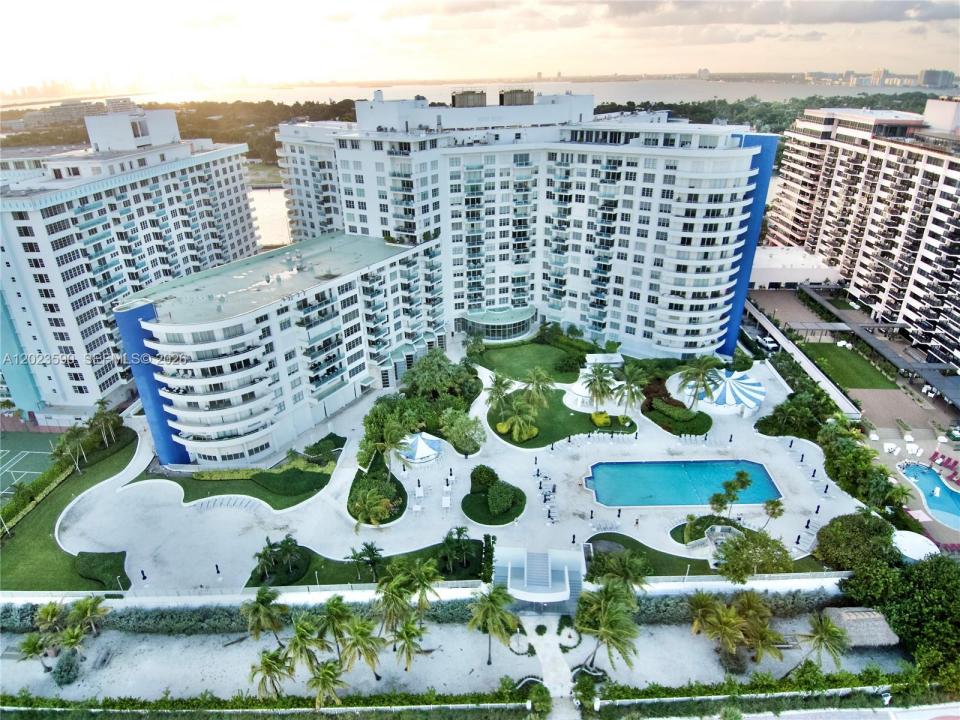5151 Collins Ave 428, Miami Beach, Florida 33140, USA