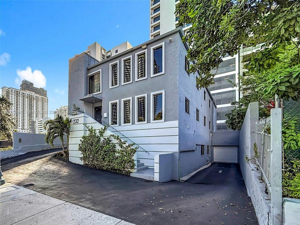 232 SW 8th St ENTIRE BUILDING, Miami, Floride 33130, États-Unis